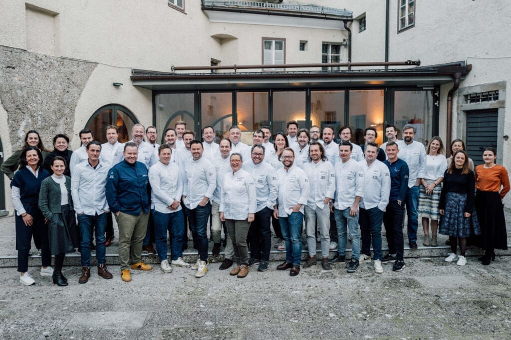 Gruppenfoto von Spitzenköchen und Restaurantbesitzern der Vereinigung JRE