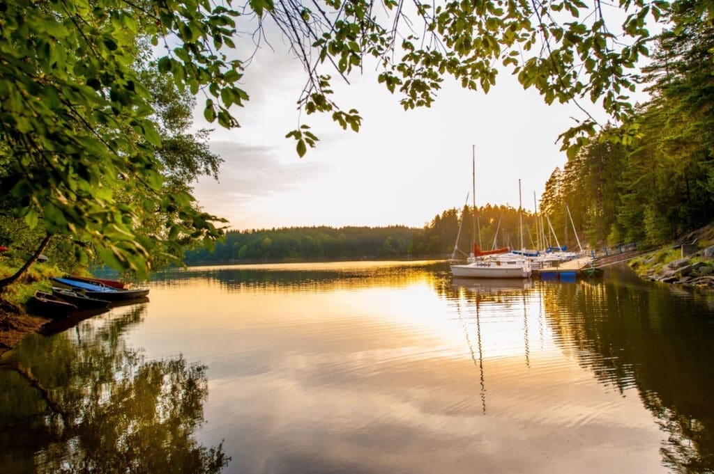 Segelboote am Ufer des Kampsee Ottenstein