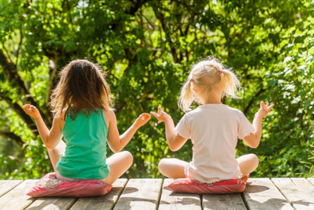 Beim Kinderyoga werden einfache Übungen spielerisch erklärt. © Getty Images