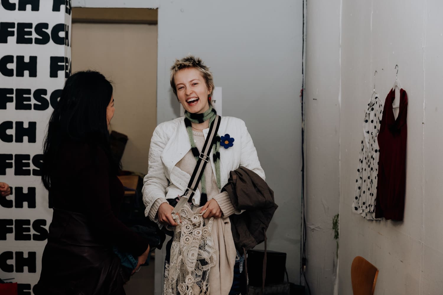 Lachende Besucherin der Kleidertauschbörse by Fesch'markt 2023