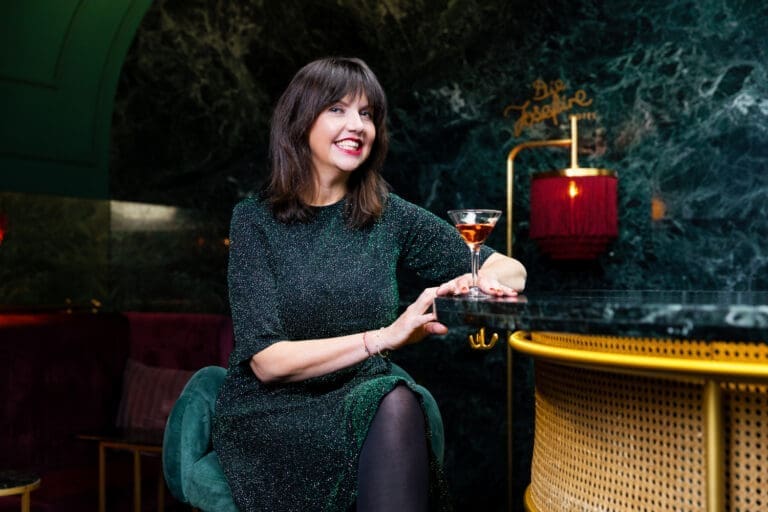 Autorin Martina Parker an einer Bar