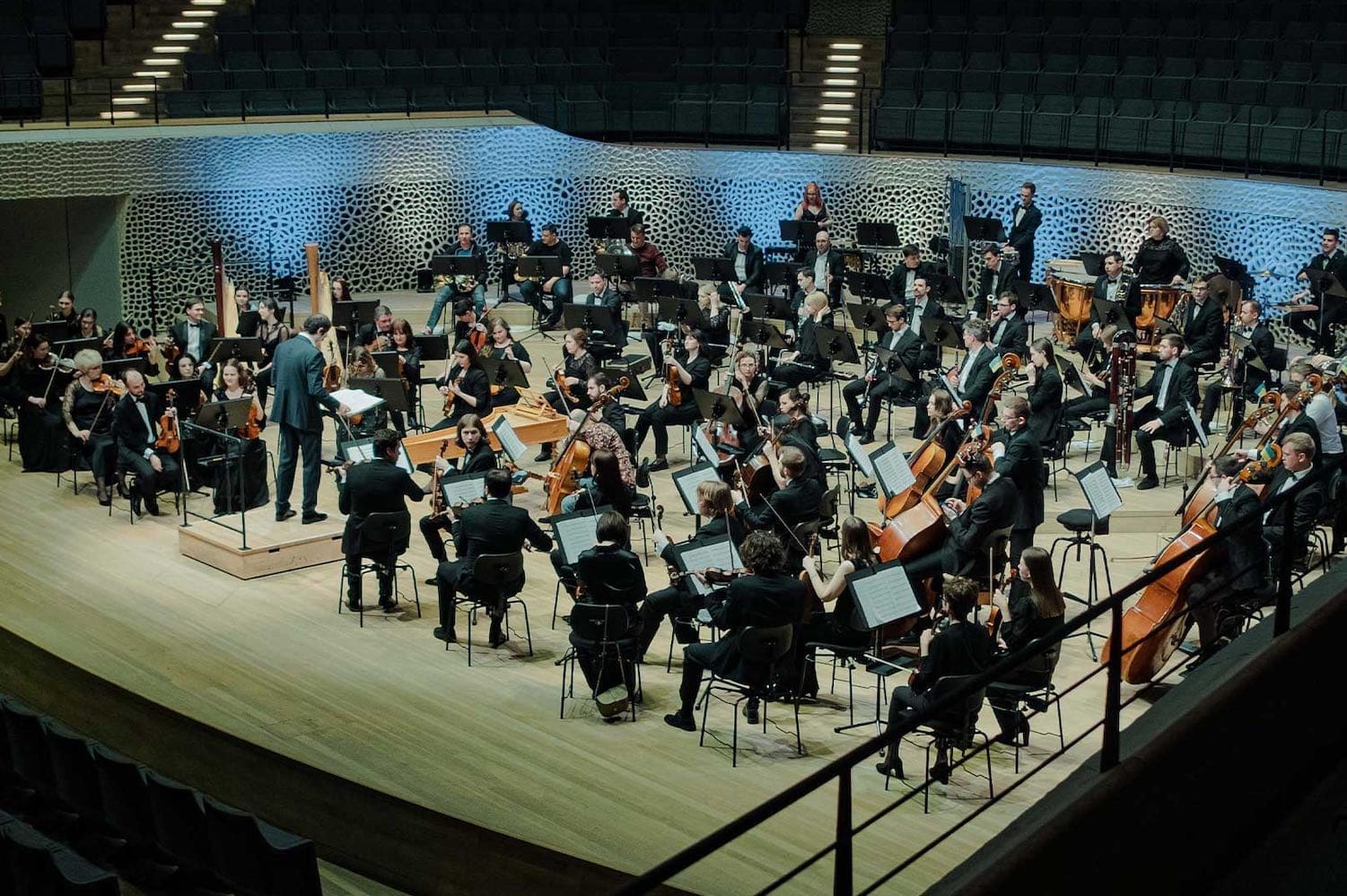 Das Kyiv Symphony Orchestra mit dem Dirigenten Luigi Gaggero auf einer Konzertbühne. © Elza Zherebchuk