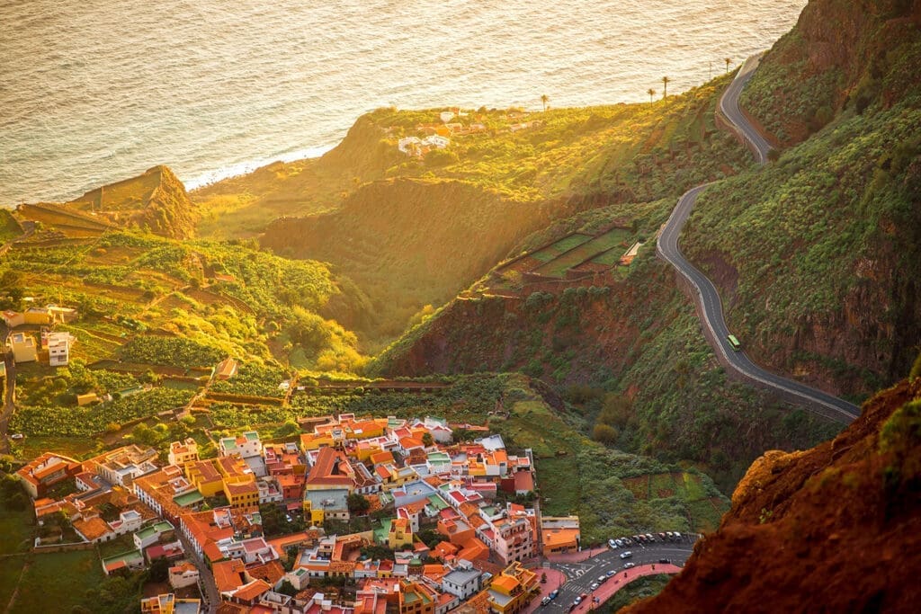 Blick von oben auf einen Ort auf der Insel La Gomera mit dem Meer im Hintergrund