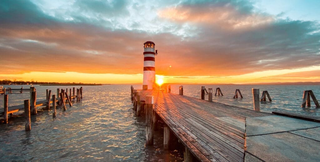 Leuchtturm von Podersdorf am See bei spektakulären Sonnenuntergang.