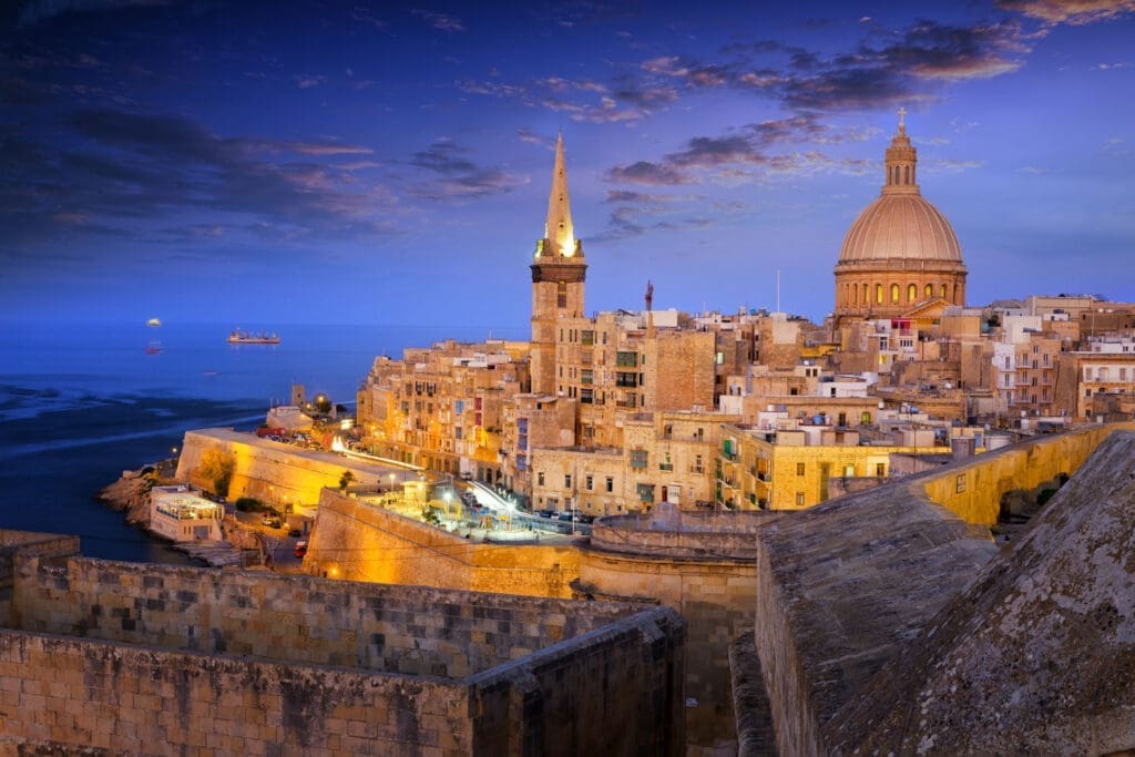 Blick auf die beleuchtete Stadt Valletta bei einer romantischen Abendstimmung