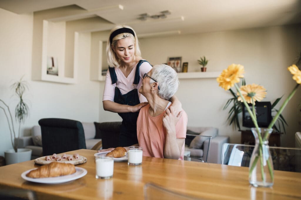 Tochter und Mutter bei Tisch