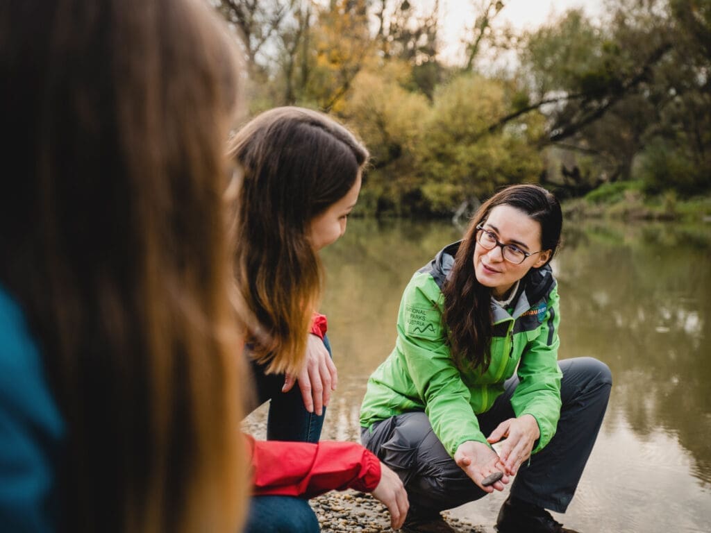 Frau erklärt Teilnehmern einer Themenführung Flora und Fauna des Nationalparks Donau-Auen.