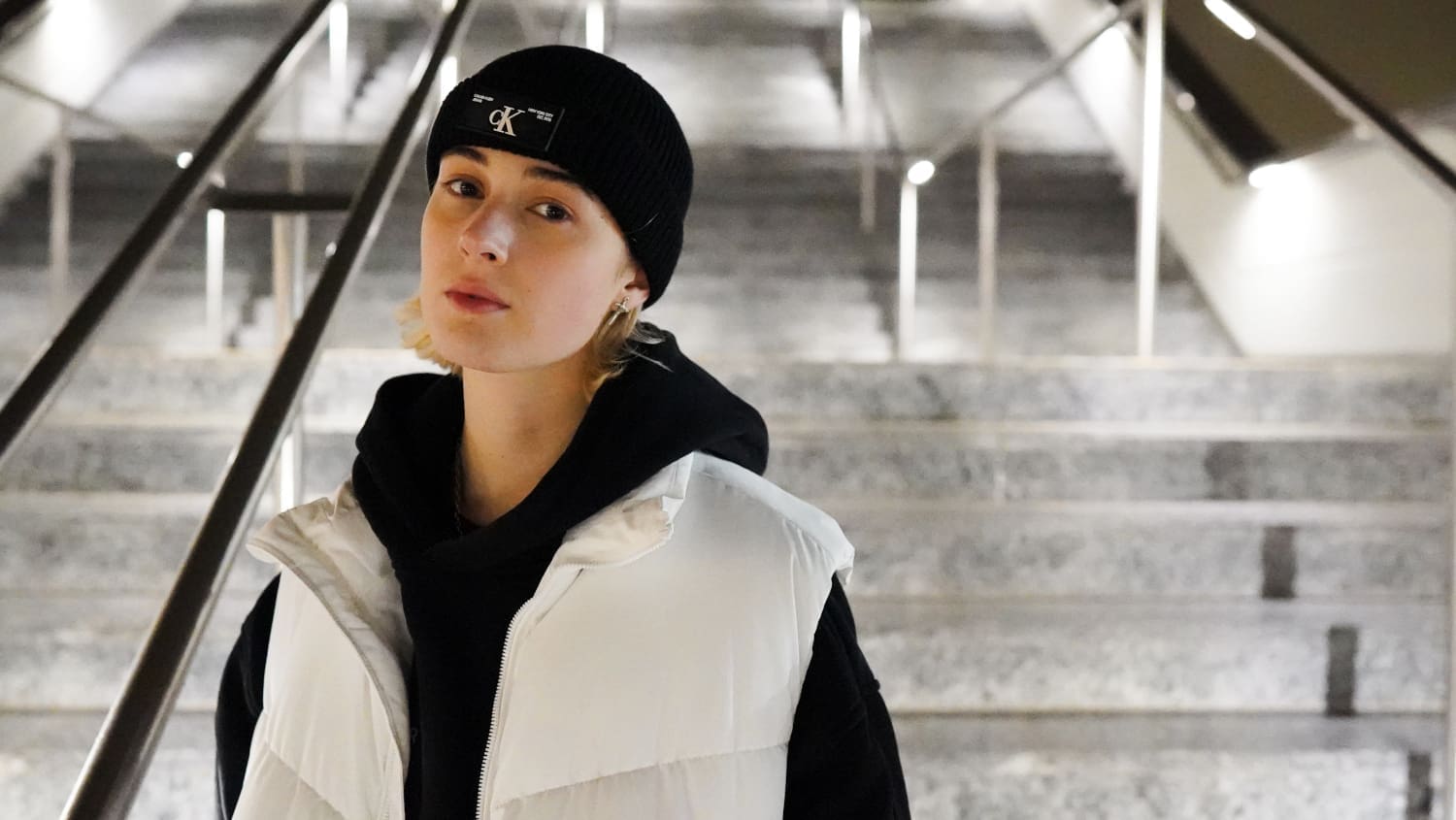 Sängerin Ness im Portrait vor einer Treppe