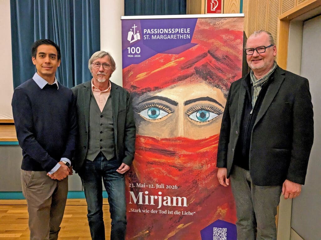 Komponist Albin Rudisch, Regisseur Manfred Waba sowie Spielleiter und Autor Pfarrer Richard Geier vor dem neuen Sujet der Jubiläumsproduktion „Mirjam – Stark wie der Tod ist die Liebe“ der Passionsspiele St. Magareten.