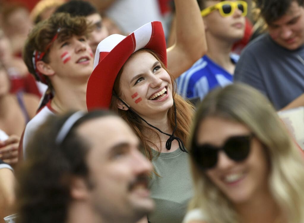 Österreichische Fußballfans beim Public Viewing in Wien