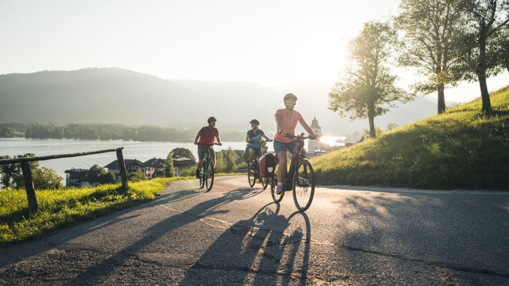 Zwei Radfahrerinnen und ein Radfahrer auf Tour in St. Wolfgang, Oberösterreich