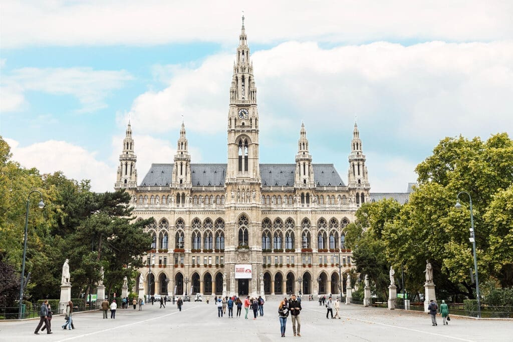 Blick vom Rathauspark auf das Wiener Rathaus