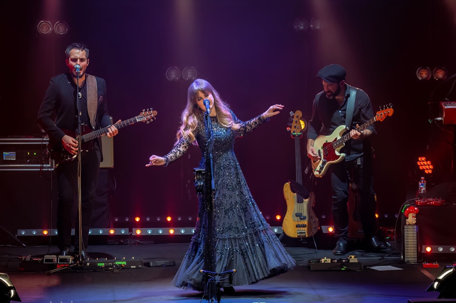 Sängerin von Rumours of Fleetwood Mac im blauen Kleid