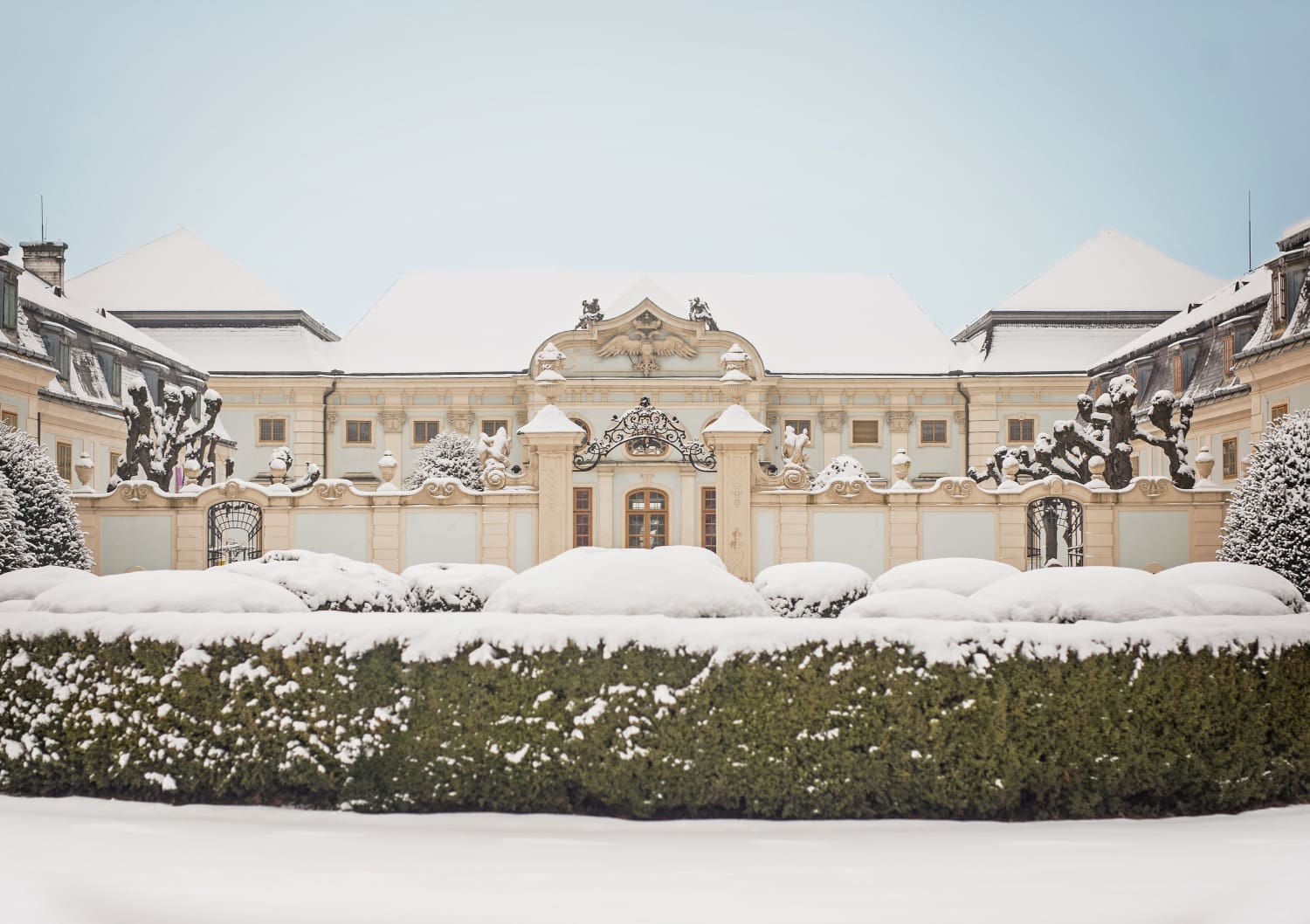 Schloss Halbturn im Winter Außenansicht