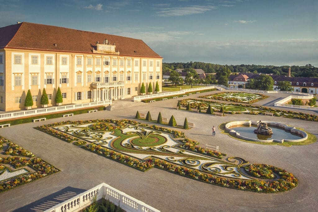 Schloss Hof umgeben von der barocken Gartenanlage