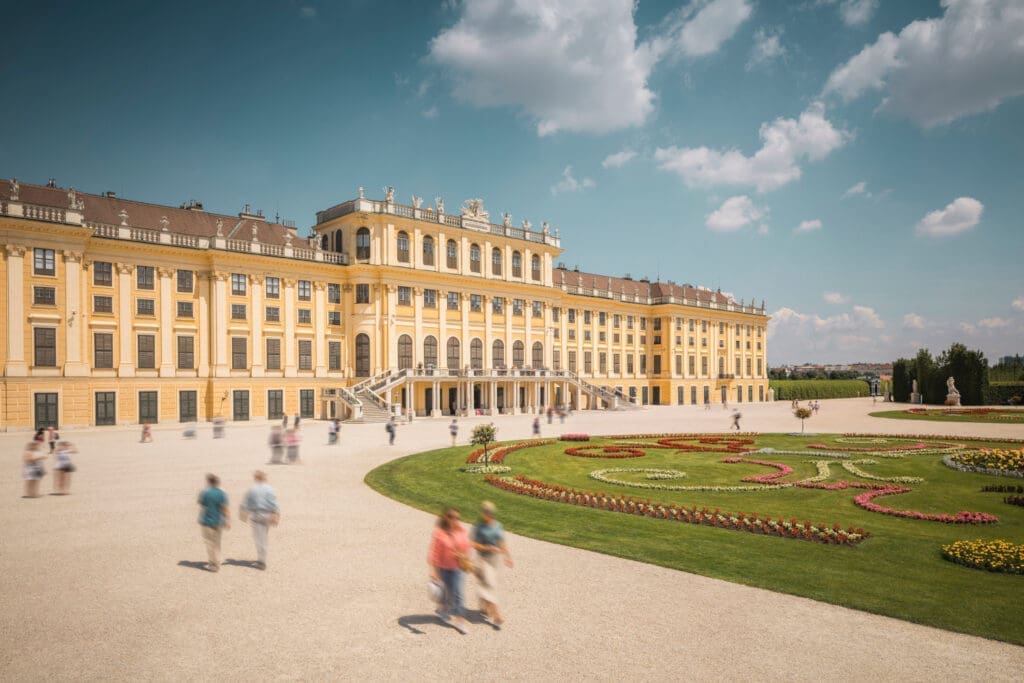Blick von der Parkanlage auf das Schloss Schönbrunn
