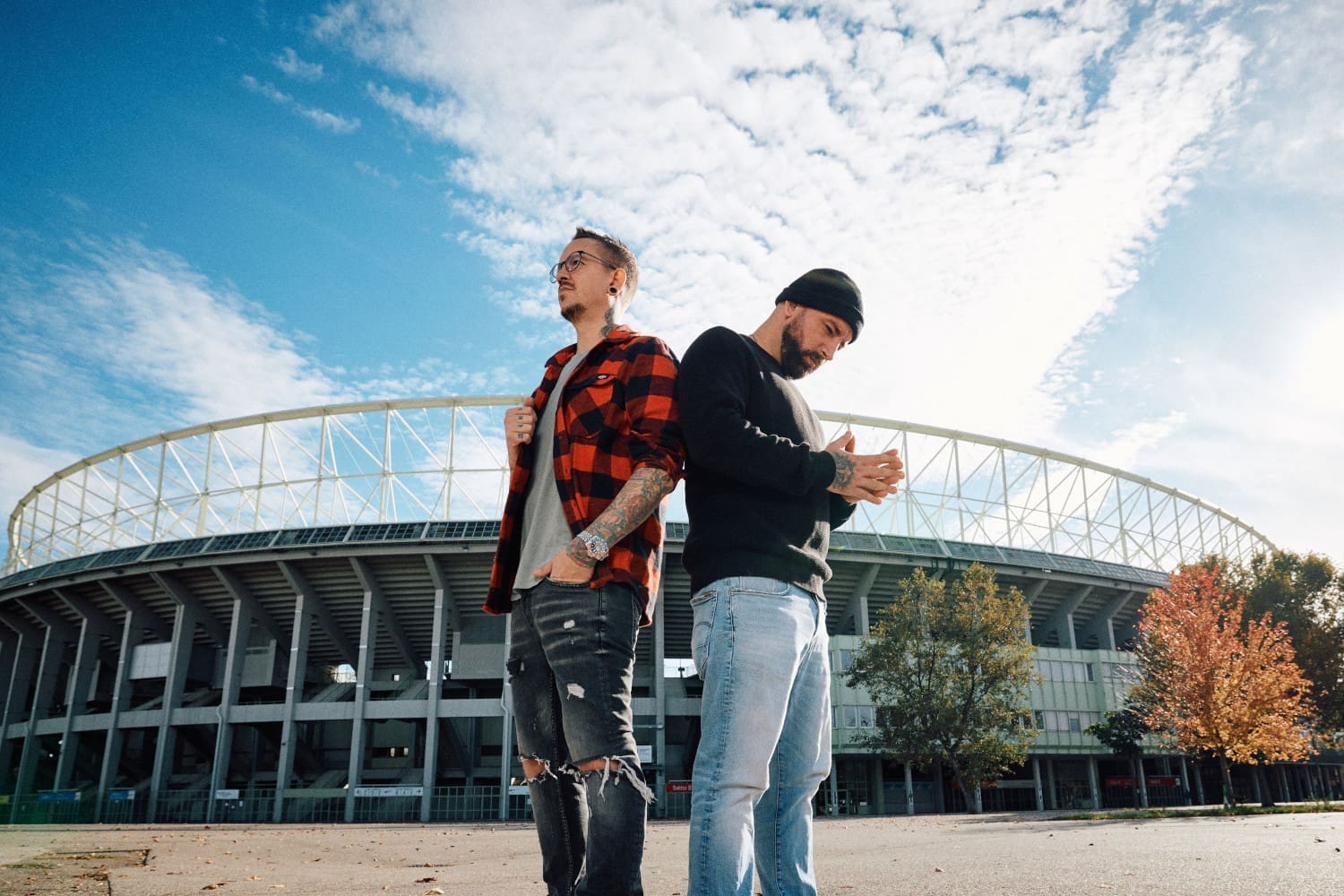 Die Musiker Christopher Seiler und Bernhard Speer vorm Ernt-Happel-Stadion.