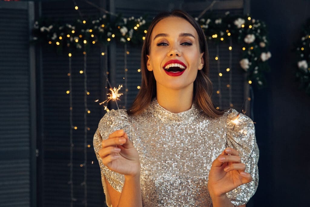 Frau mit Spühkerze und Glitzerkleid