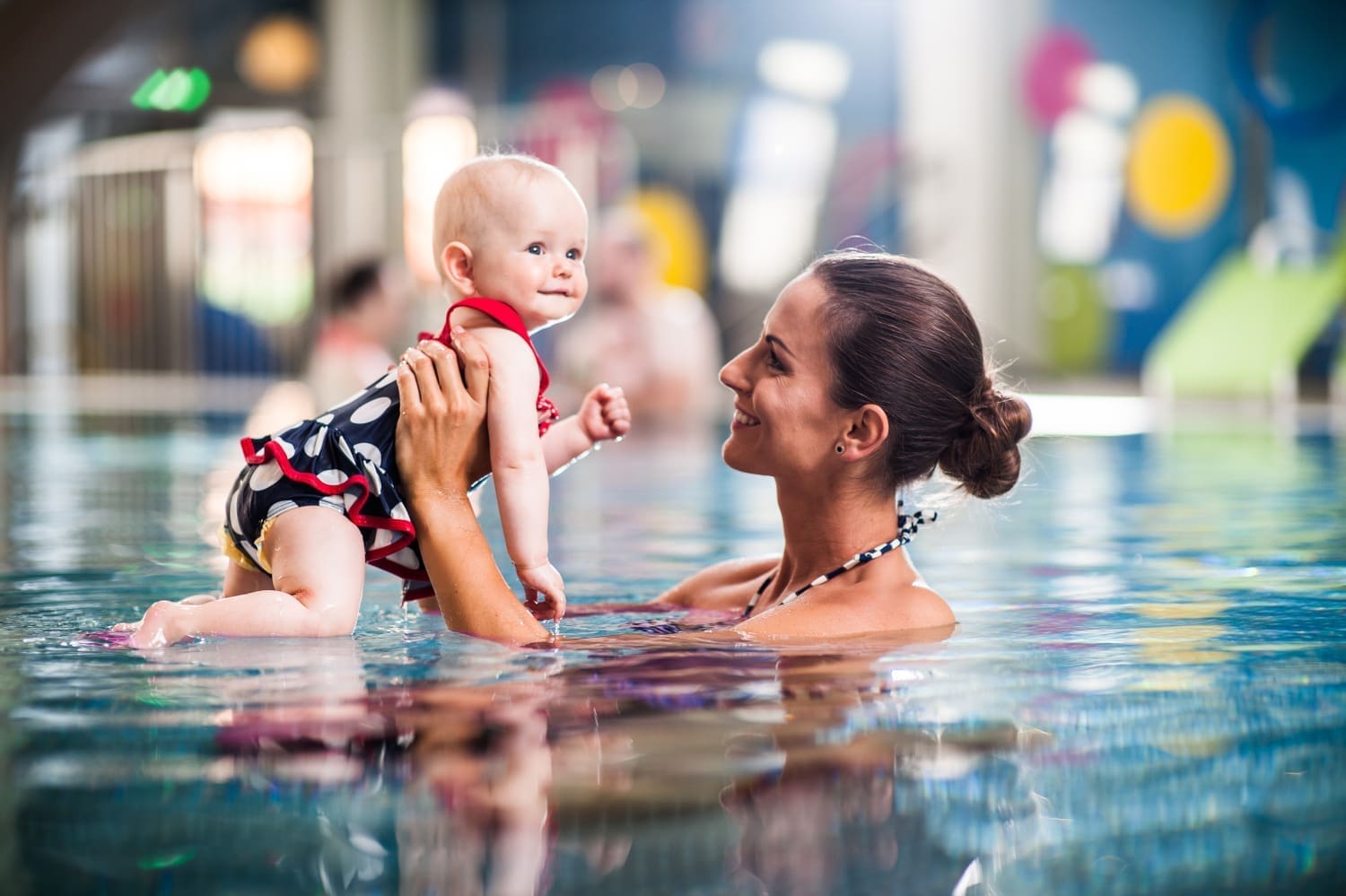 Mutter mit Baby im Becken der Sonnentherme Lutzmannsburg