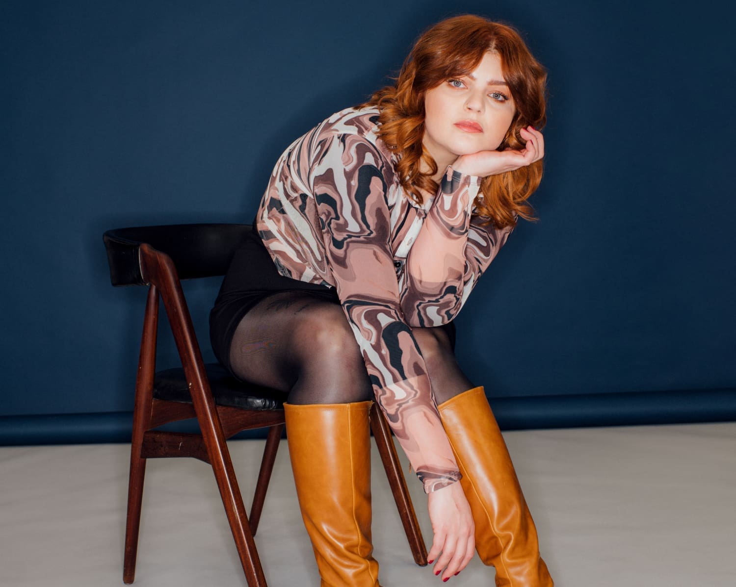 Autorin Sophie Passmann im Portrait auf einem Sessel sitzend