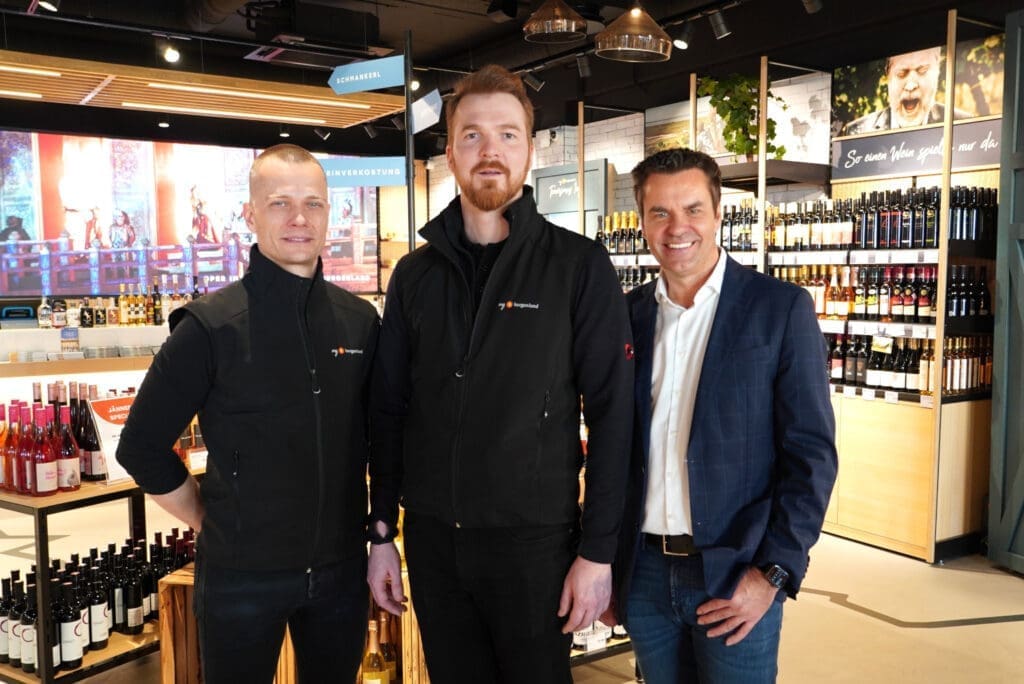 Tourismuschef Didi Tunkel (r.) mit Paul Ziegler und Robert Rencok, dem Führungsteam des my burgenland Shops, im Shop.