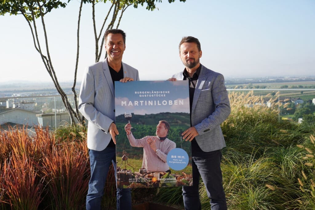 Von links Burgenland Tourismus-Geschäftsführer Didi Tunkel gemeinsam mit Burgenland Tourismus-CMO Kurt Kaiser mit Plakat mit Nicholas Ofczarek darauf in der Hand.