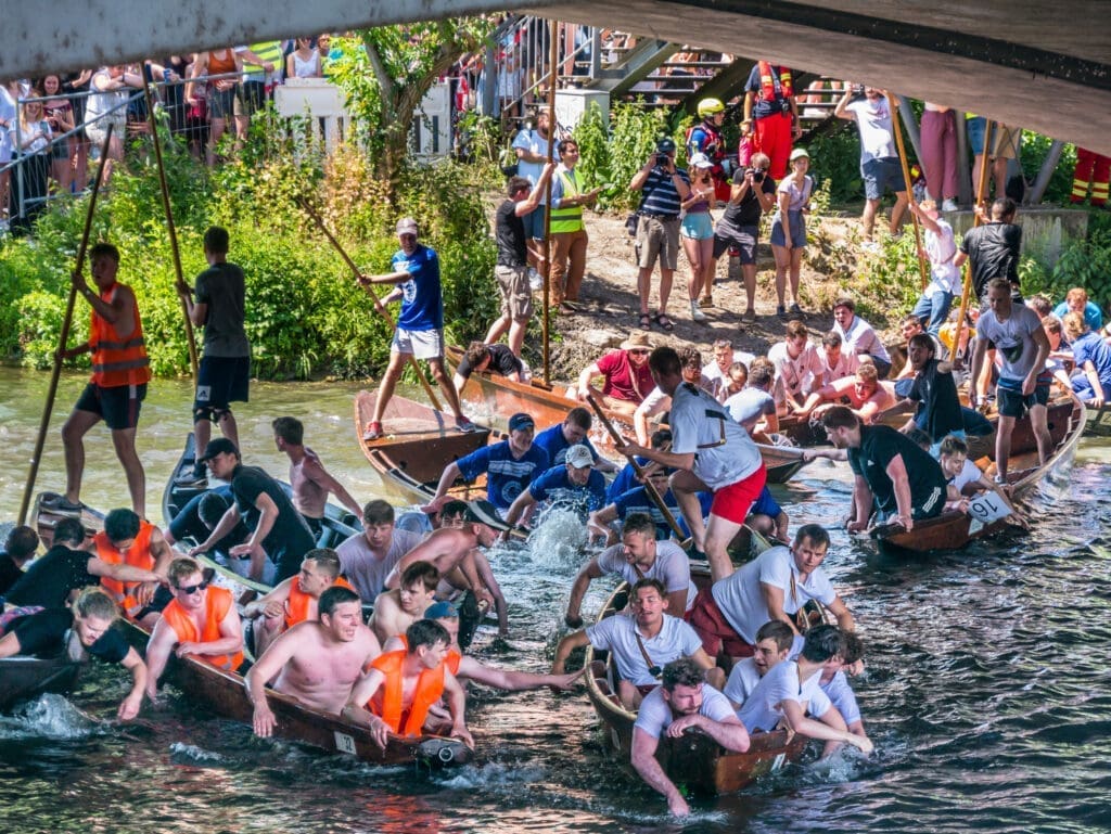 Wildes Durcheinander auf mehreren Stocherkähnen am Neckar-Ufer