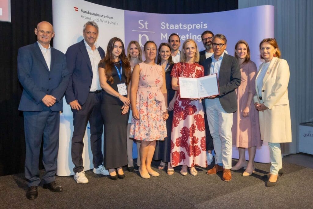 Die VAMED Vitality World gewinnt bei der Verleihung des Staatspreis Marketing in der Kategorie Digital Business: Präsident des AMC Georg Wiedenhofer, Bernd Spreitzer vom Untenehmen spreitzerdrei, Laura Gatschnegg, Lydia Trautner, Elisabeth Hartmann, Irene Bogner, Robert Steiniger von hello again, Susanne Nitsch, Mike Gattereder von digitalwerk, Klaus Hofmann, Elisabeth Waxm und Staatssekretärin Susanne Kraus-Winkler (v. l.).