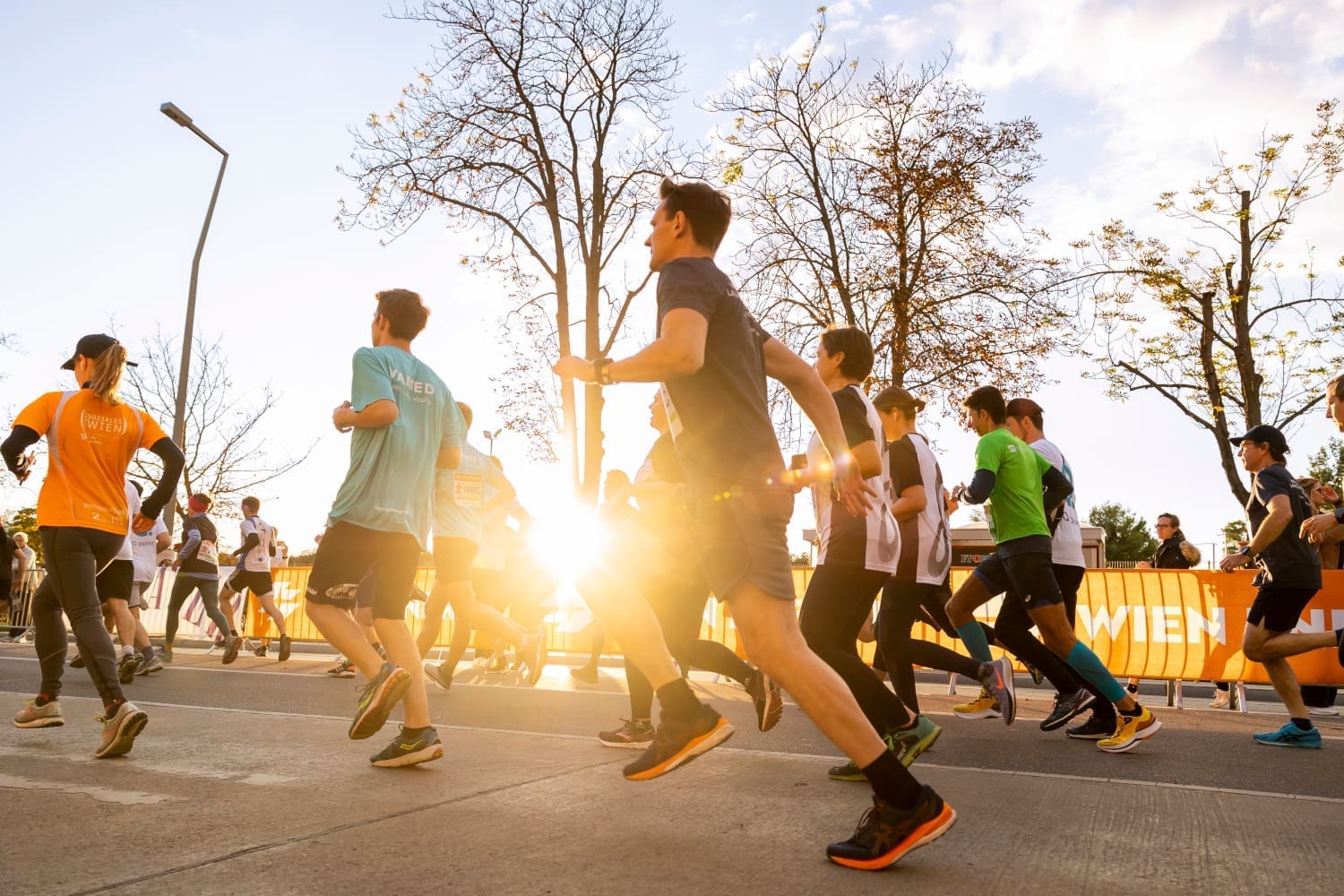 LäuferInnen beim Vienna Business Run mit Sonne im Hintergrund