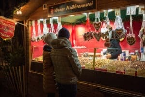 zwei Personen stehen vor einer Hütte