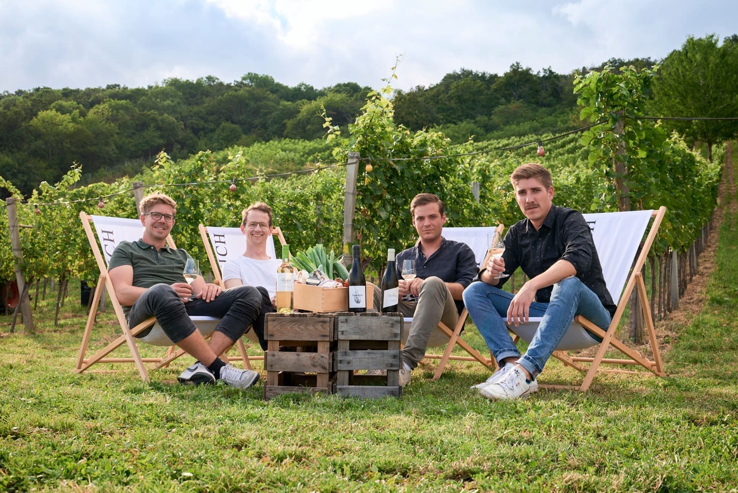 Mitglieder des Weinquartett sitzend auf Sesseln im Weingarten