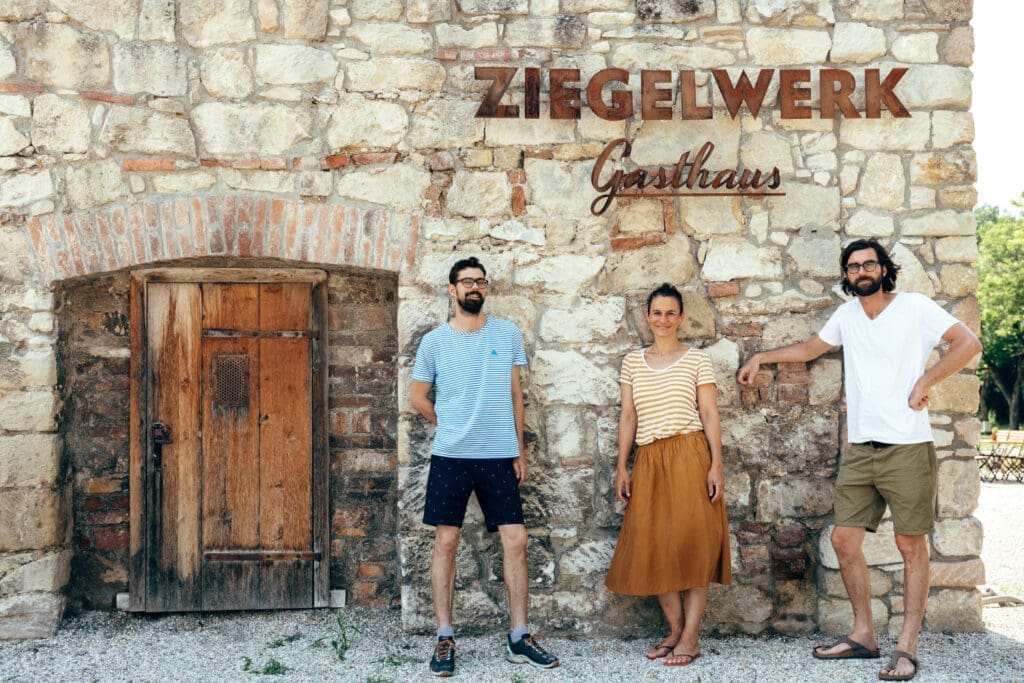 Werner und Roland Tschiedel stehen mit Julia Weber vor dem Gasthaus Ziegelwerk