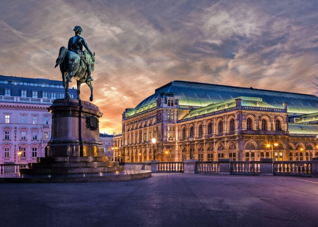 Dei Staatsoper bei Sonnenuntergang