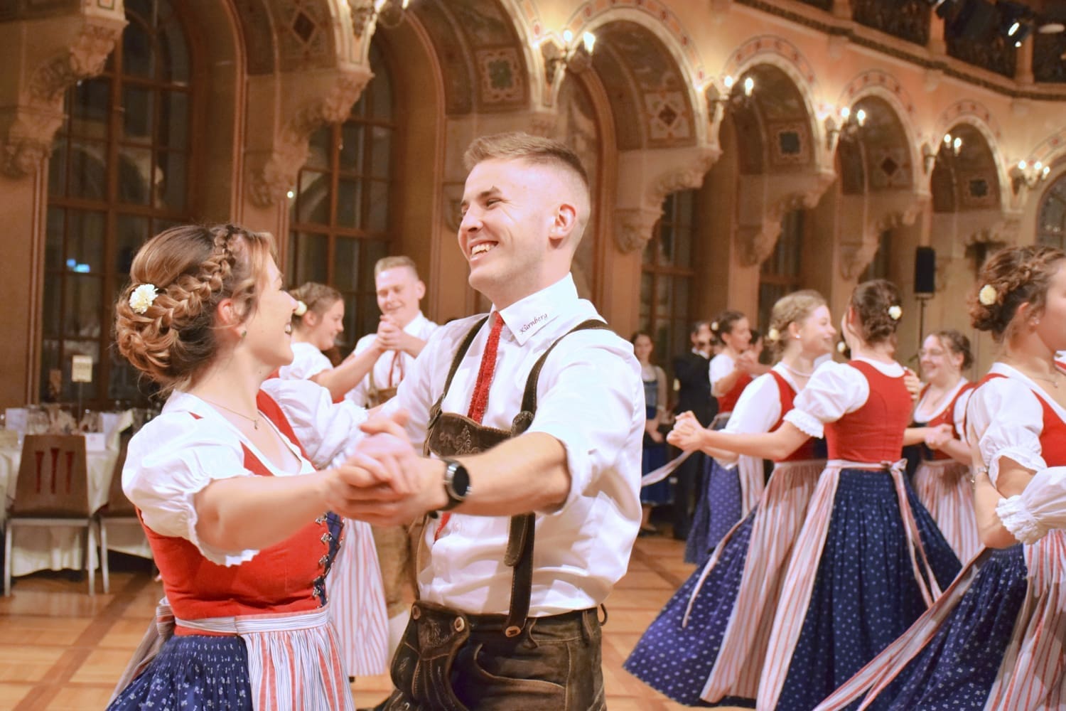 Tanzpaar beim Wiener Kathreintanz in traditioneller Tracht.