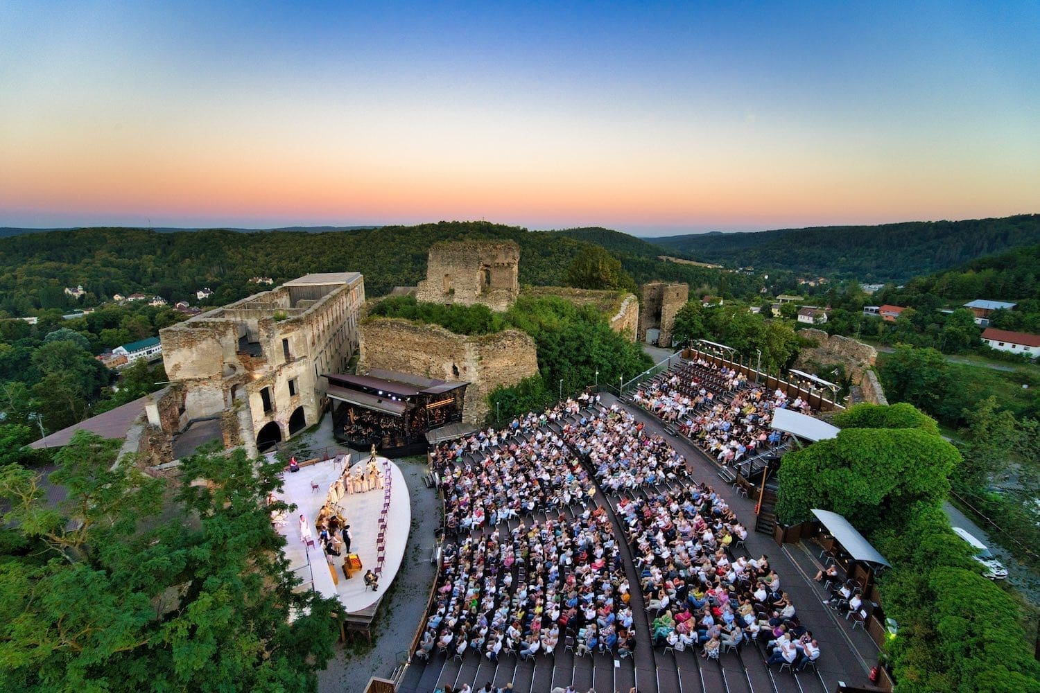 Die Burgruine gar aus der Luft während einer Opernaufführung. Heuer wird „Aida“ gezeigt. © Adrian Pfeffer