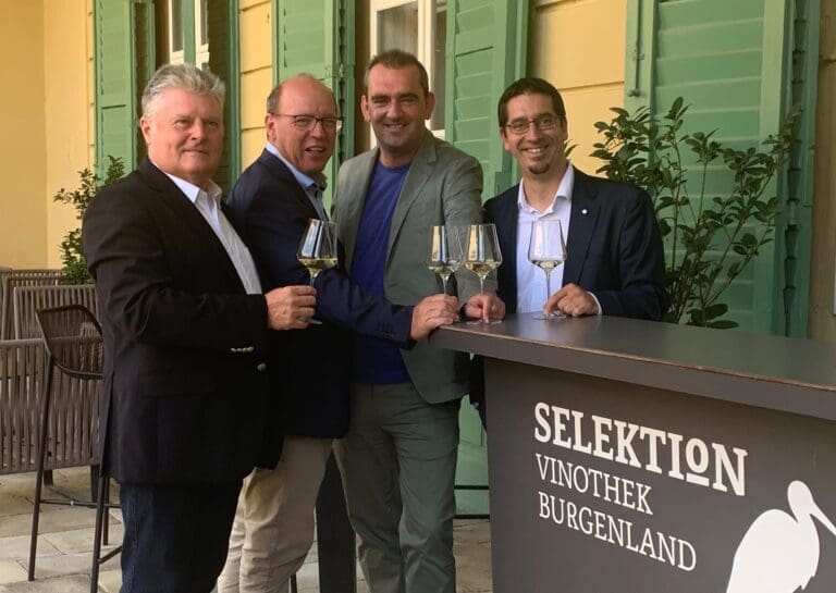 Von links: Obmann Wein Burgenland Matthias Siess , Obmann Regionales Weinkomitee Burgenland Andreas Liegenfeld, Obmann Weintourismus Burgenland Herbert Oschep und Geschäftsführer Wein Burgenland und Weintourismus Burgenland Christian Zechmeister beim Auftakt-Event für die Weinlese im Burgenland.