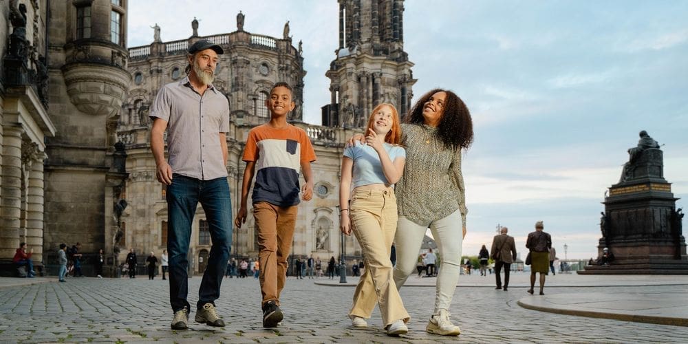 Eine Familie vor dem Residenzschloss von Dresden.