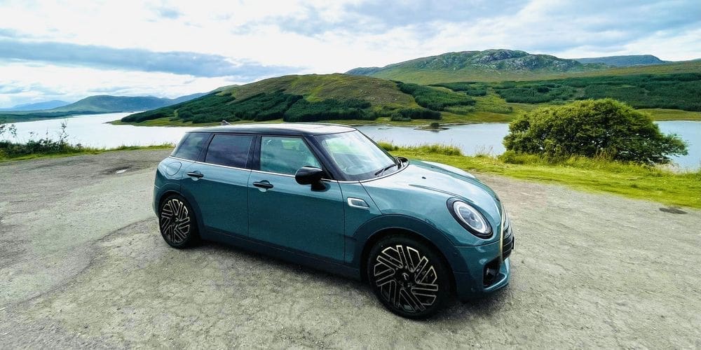 Ein Mini Clubman vor einer schottischen Landschaft