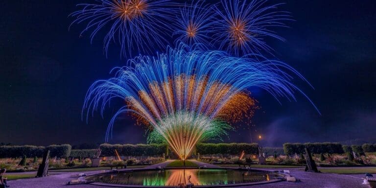 Ein Feuerwerk erstrahlt über einem barocken Garten