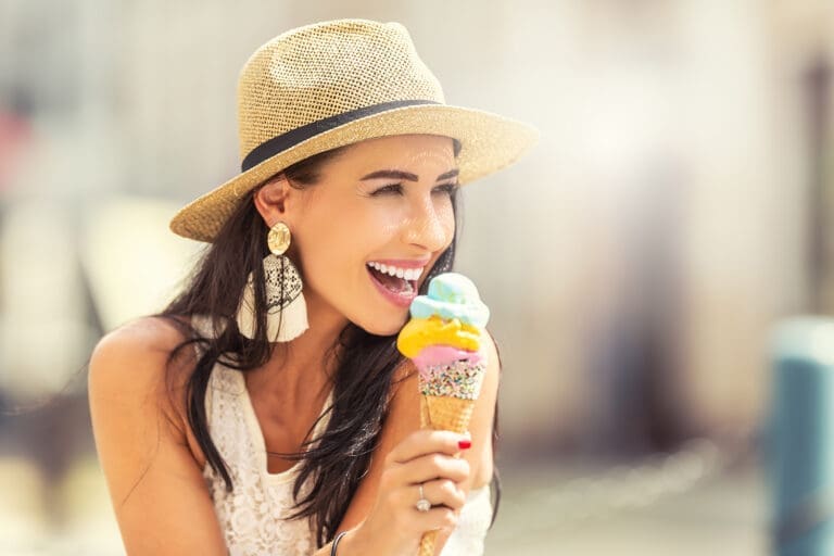 Frau am einem Sommertag mit Eis in der Hand