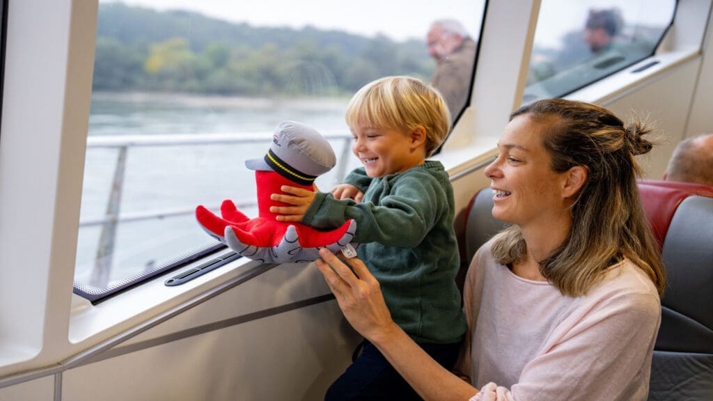 Frau mit Kind bei Fahrt mit dem Twin City Liner