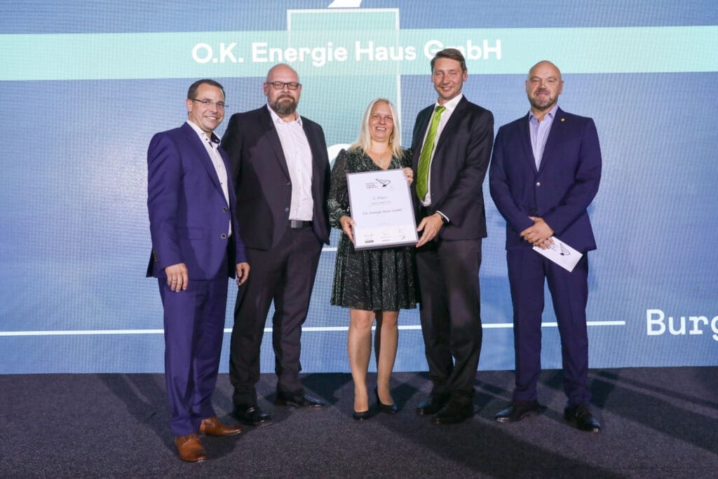 Von links: Wirtschaftskammer Burgenland-Präsident Andreas Wirth, O.K. Energie Haus-Marketingleiter Jürgen Laschober, Karin Oberfeichtner und O.K. Energie Haus-Geschäftsführer Michael Oberfeichtner sowie Post-Paket-Account Manager Thomas Kieras.