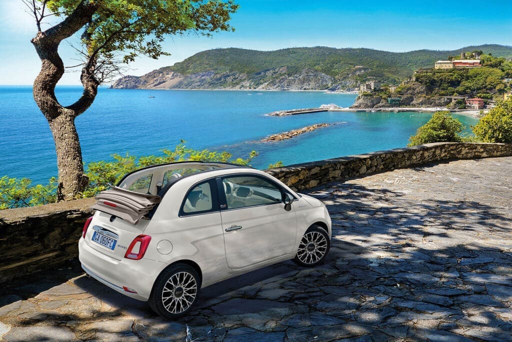 Fiat 500 an einer malerischen Landschaft neben dem Meer
