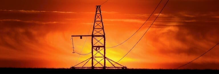 Strommast in der Abenddämmerung.