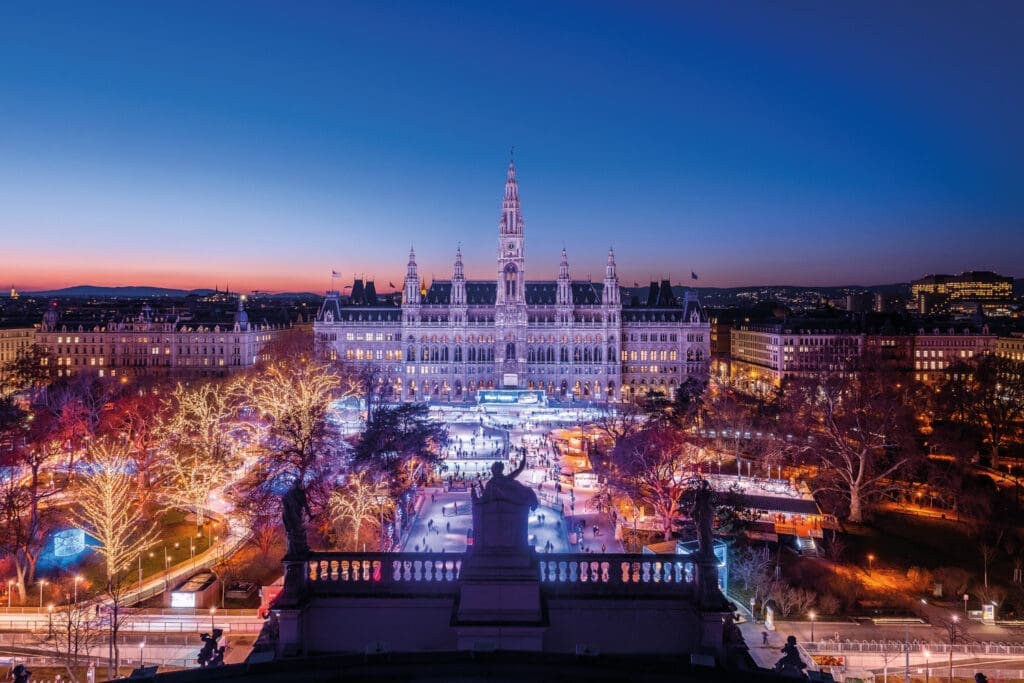 Der Wiener Eistraum beleuchtet aus der Vogelperspektive