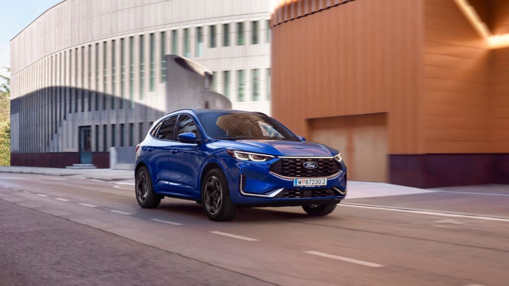 Blauer Ford Kuga in der Stadt