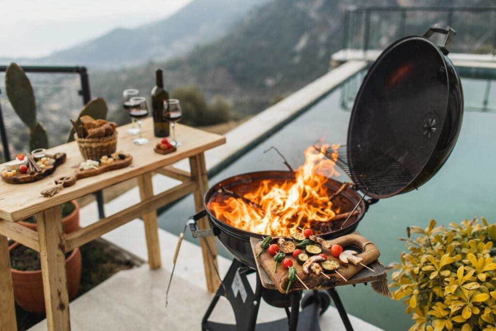 EIn eingeheizter Griller steht auf einer Terrasse mit Panoramablick.