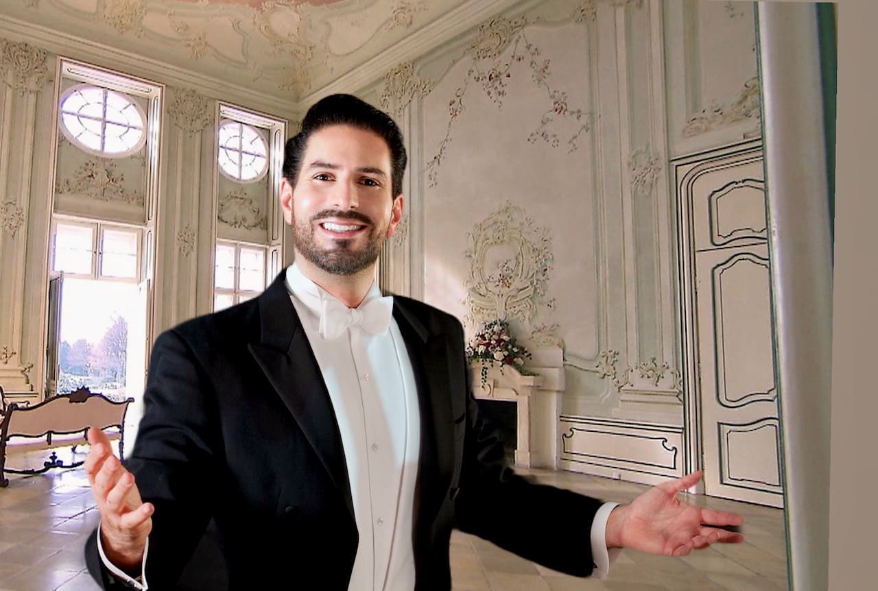 Clemens Unterreiner steht in einem barocken Raum.
