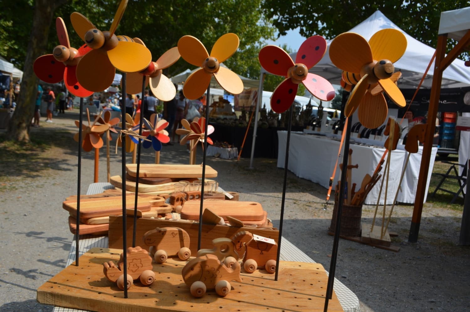 Holzspielzeug und Windräder auf einem Verkaufsstand am Kunsthandwerksmarkt in Podersdorf