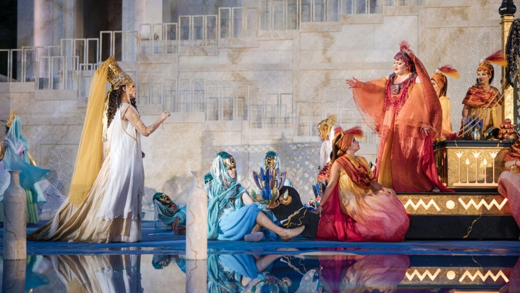 Ensemble von „Aida" in bunten Kostümen auf der Bühne